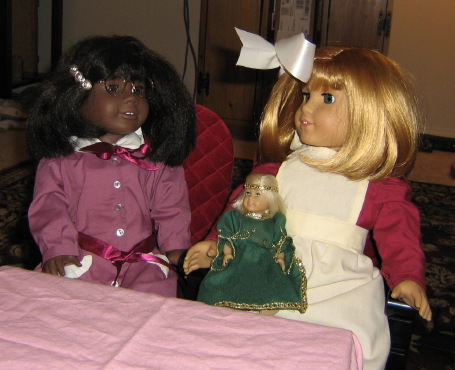 Kirsten, May, and Mini Kit talk.