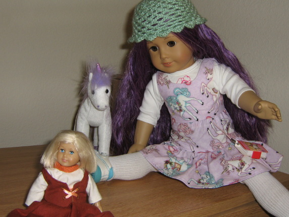 Mini Kit looks annoyed, and the new girl tries to comfort her.